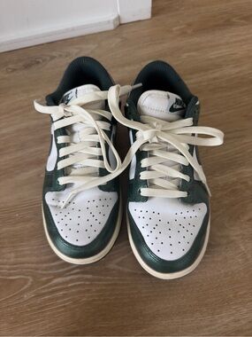Nike DUNKS - White & Dark Green
